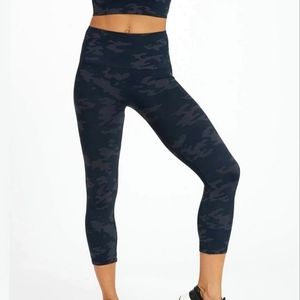 Spanx Look at Me Now Seamless Cropped Leggings in Black Camo size XL